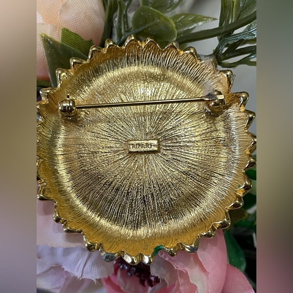 Gorgeous Trifari Gold Brooch - Picture 3 of 6